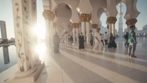 UAE, 2017: The suns rays shine through the pillars inside the mosque. — Stock Video