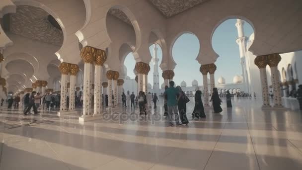 UAE, 2017: The suns rays shine through the pillars inside the mosque. — Stock Video