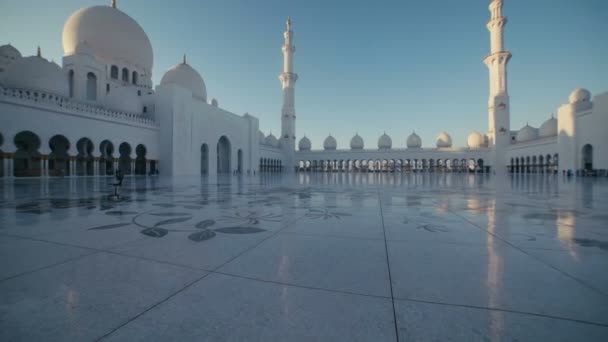 Uae, 2017: das Minarett des Hauptgebetshauses und eine große weiße Moschee — Stockvideo