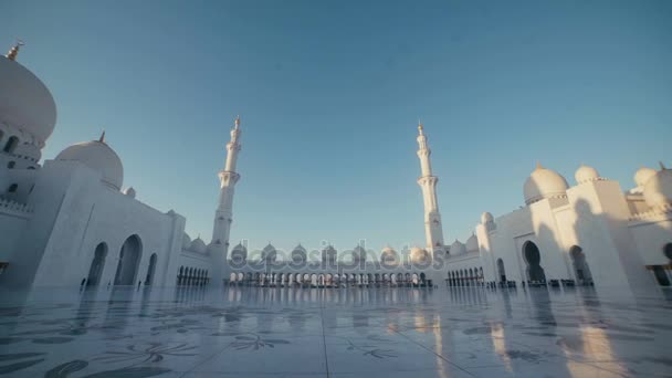 Uae, 2017: Moschee in Abu Dhabi. Säulen und Kuppel der Moschee — Stockvideo