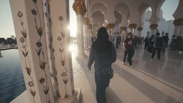 UAE, 2017: A woman in the traditional dress of Muslim inside the mosque. — Stock Video