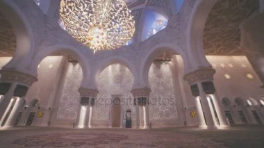 BAE, 2017: Şeyh Zayed caminin iç.
