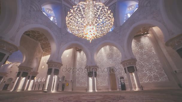 Emiratos Árabes Unidos, 2017: El interior de la mezquita del jeque Zayed . — Vídeo de stock