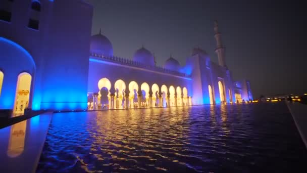 EAU, 2017 : Mosquée reflétée dans l'eau. Mosquée à Abu Dhabi — Video