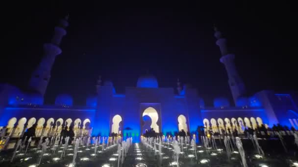 Emiratos Árabes Unidos, 2017: Creyentes y mujeres frente a la mezquita Muslim — Vídeos de Stock