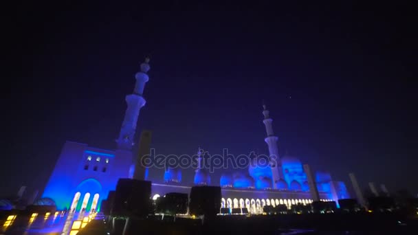 UAE, 2017: Moskee in Abu Dhabi, in het avondlicht. — Stockvideo