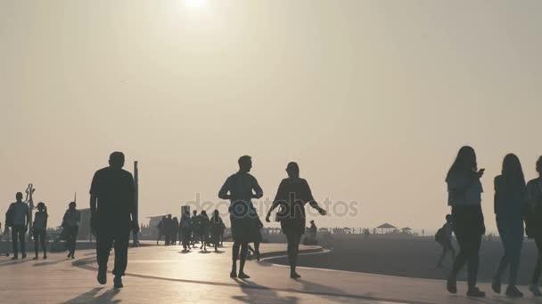 Silhouettes de personnes et de touristes sur les rives du golfe Persique . — Video