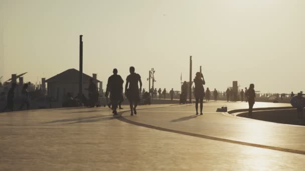 La mer et la plage au coucher du soleil aux EAU, les vagues à Abu Dhabi . — Video