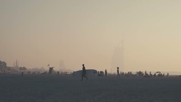 Silhouet van een man lopen langs de kust met Cerf. — Stockvideo
