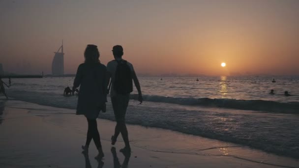 Playa de cometas Dubai. Silueta de una pareja amorosa en la playa . — Vídeos de Stock