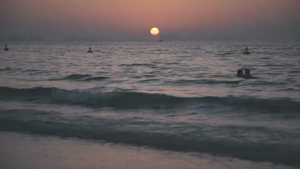 Cielo al tramonto sulla spiaggia. Il sole tramonta dietro l'orizzonte . — Video Stock