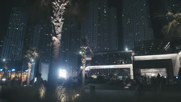 UAE, 2017: Avond sfeer in Abu Dhabi: wolkenkrabbers, palmbomen. — Stockvideo