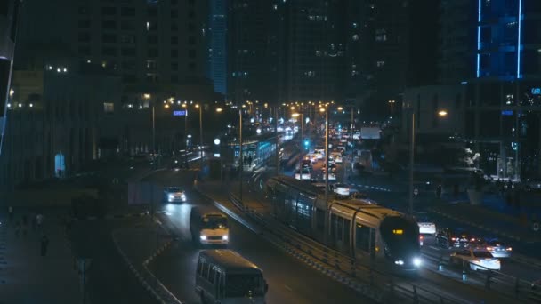 Vida nocturna Emirates. Vanidad vespertina y luces de noche de Abu Dhabi . — Vídeo de stock