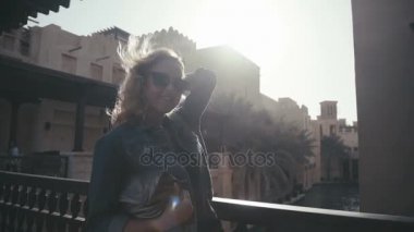 Abu Dabi tarihsel manzaraları şık kız duruyor