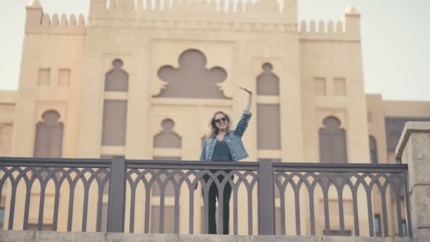 ОАЕ, 2017: Madinat jumeirah. Жінка сфотографували по телефону. — стокове відео