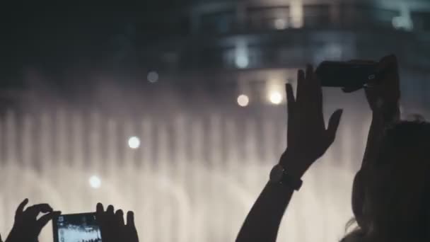 Shooting on a mobile phone. Dancing Fountains. — Stock Video