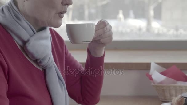 Perfil de una anciana con arrugas, golpes al té se ha enfriado — Vídeo de stock