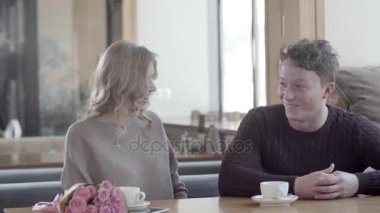 Adam ve kadın şirin kafe ve gülmek söz. Seven Çift