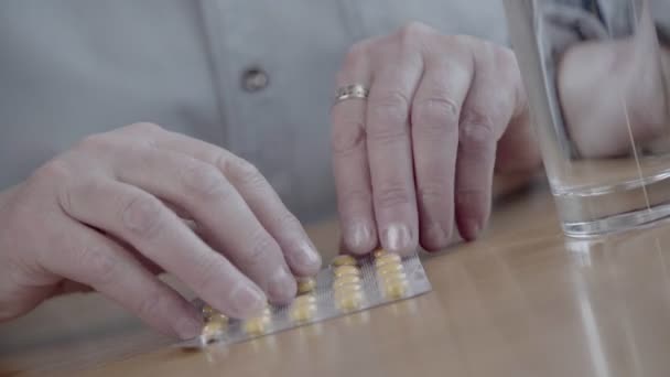 Primer plano de recepción de tabletas. Primer plano de las manos femeninas pensionista — Vídeos de Stock