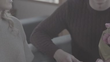 Bir adam bir kadınla evlenmek için bir teklif yapar ve bir nişan yüzüğü verir