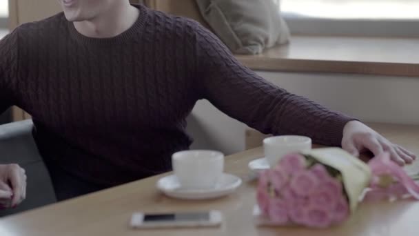 Man föra blommor till ung kvinna i Cafe. Datum. Par i kärlek — Stockvideo