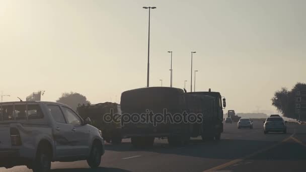 Verkeer van voertuigen op de verharde weg. Stad snelweg. — Stockvideo