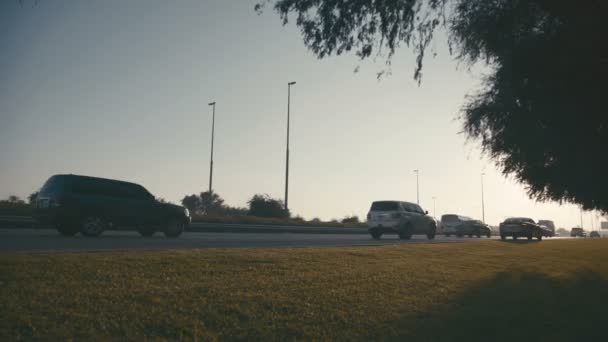 Tráfico vehicular ocupado. Asfalto caliente. Un camino suave. Tráfico por carretera . — Vídeos de Stock