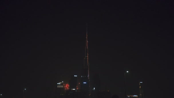 DUBAI, 2017: 31 de diciembre, espectáculo de fuegos artificiales de año nuevo Burj Khalifa — Vídeos de Stock
