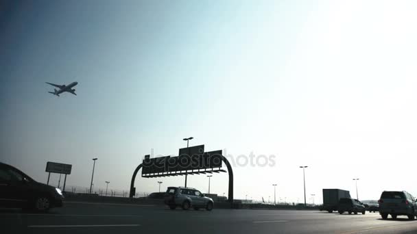 Avionul zboară pe o autostradă aglomerată cu mașini . — Videoclip de stoc