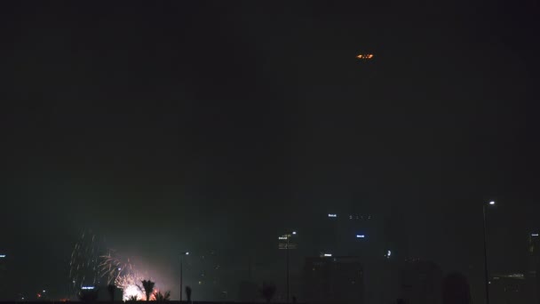 두바이, 2017: 12 월 31 일 새 해 불꽃놀이 두바이에서 버즈 칼리파 — 비디오