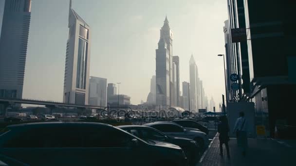 Dubai stad: architectuur en wolkenkrabbers. Straten in de VAE. — Stockvideo