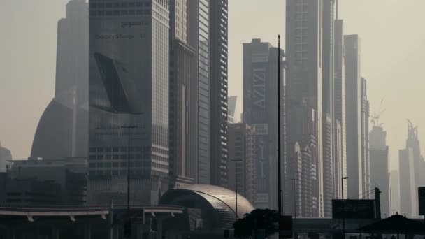 A kamera mozog, alsó-csúcsra: a felhőkarcoló, a magas épületek — Stock videók
