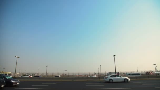 El lapso de tiempo: el tráfico pesado de los coches en la carretera - la carretera . — Vídeo de stock