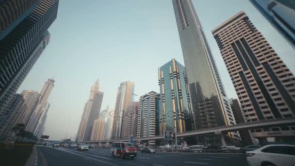 Vrcholky mrakodrapů a na obloze. Dubaj, Spojené arabské emiráty — Stock video