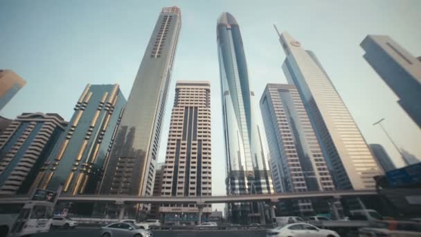 UAE, 2017: Wolkenkrabbers met glas-in-gevels in de VAE. — Stockvideo