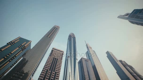Uae のステンド ガラスのファサードを持つアラブ首長国連邦: 2017: 超高層ビル. — ストック動画