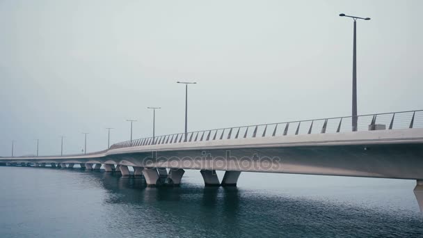 Puente sobre el mar. Puente moderno en los Emiratos . — Vídeos de Stock