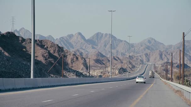 Ciudades en Emiratos Árabes Unidos. Las tierras altas y el desierto . — Vídeos de Stock