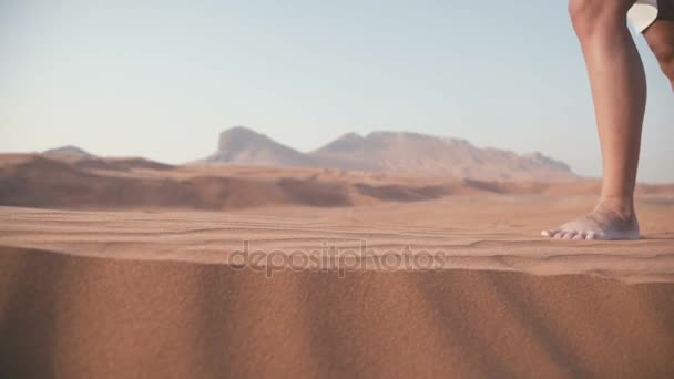 Primo piano di donne piedi affondano nella sabbia. Passeggiata nel deserto . — Video Stock