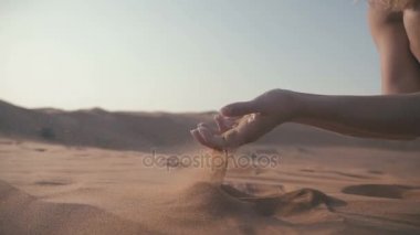 Parmaklarının arasından kum. Kumu alma el