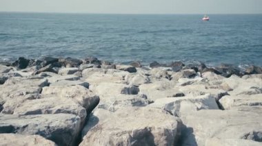 Rocky Beach: dalgalar dayak buzlu. Su öğesi.
