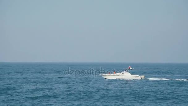 Vista desde la orilla del mar: las olas y el barco. Envío . — Vídeos de Stock