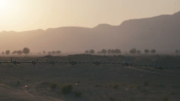 Wire - kerítés a sivatagban. A szigorított határ terület. — Stock videók
