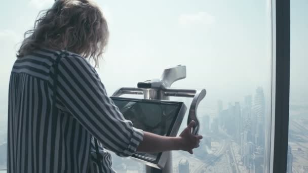 Κορίτσι στην πλατφόρμα παρατήρησης του ουρανοξύστη. Αξιοθέατα περιοχής — Αρχείο Βίντεο