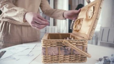 El dikiş araçlarıyla kutusunu açın. Yordam ve depolama.