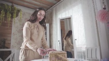 Dikiş araçları ve iğne işi yapacak kadın açık kapak kutusu