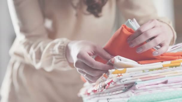 Mulher costureira seleciona um tecido adequado para produtos futuros . — Vídeo de Stock