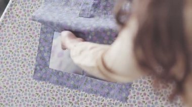 Çadır çadır to make kadın dekoratör tamamlanır. indow çocuk evi