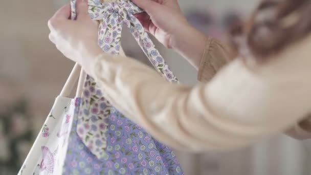 Primer plano de las manos femeninas recoger los detalles de los niños tipi tienda. T — Vídeos de Stock