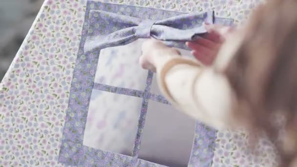 Dekorateurin fertigt Tipi-Zelt an. Spielzimmer für Kinder — Stockvideo